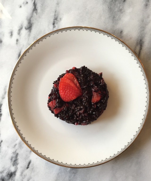 Black risotto with strawberries