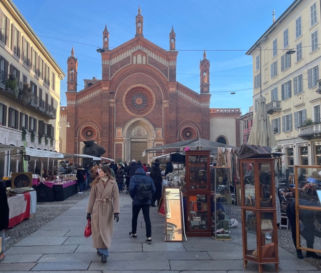 Antiques market i ´n Brera, Piazza San Sempliciano, Milan